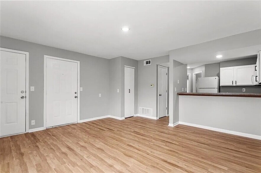 Building Photo - 1505 W 25th Ct