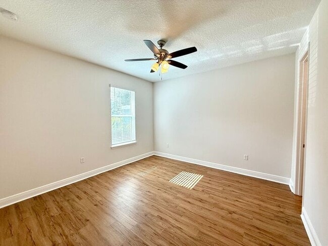 Building Photo - Gorgeous, Modern 2/2 Duplex in Orange City!