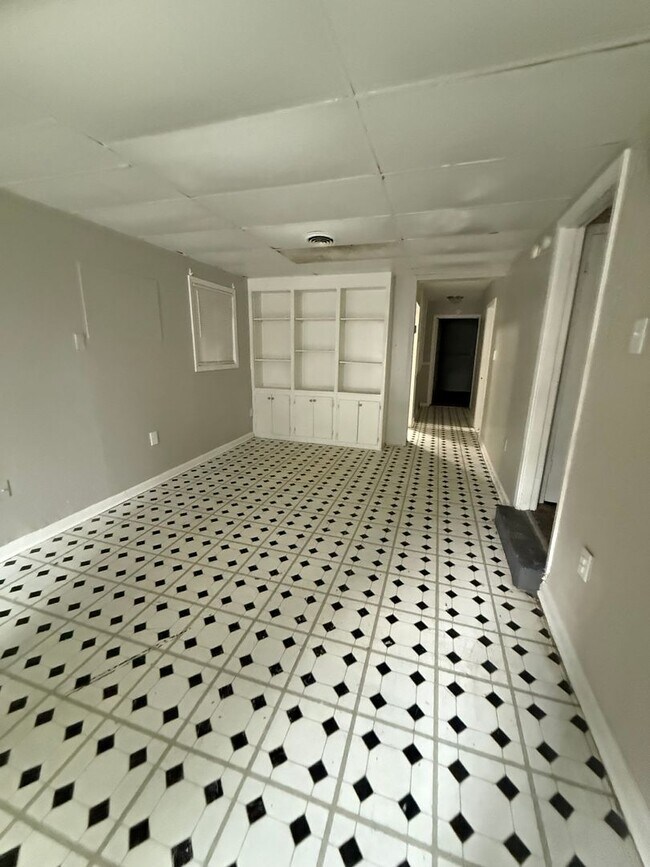 Building Photo - Charming 4 bedroom 2 bath home in Oakhaven