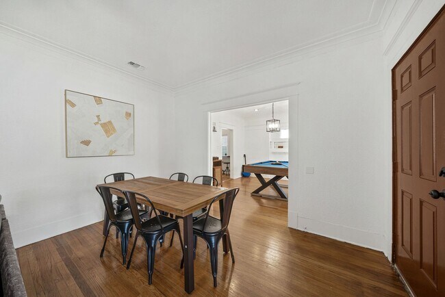 Building Photo - Beautiful historic home only minutes from downtown