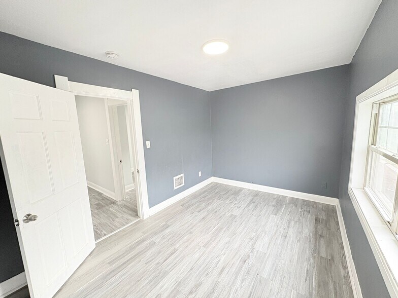 Building Photo - 932 Waverly Ave