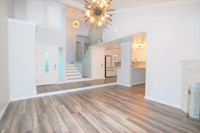 Building Photo - Stunning Fully Remodeled Condo in Costa Mesa