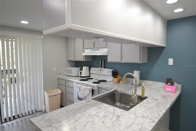 Building Photo - 284 Woodlake Wynde