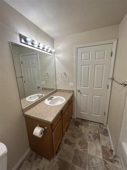 Primary bathroom - 3011 Mandalay Grv