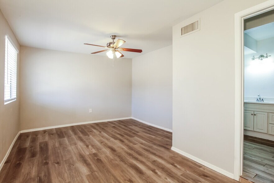Building Photo - 5620 W Villa Maria Dr