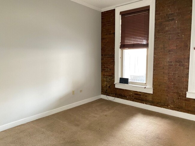 Building Photo - Downtown Apartment! 2 Bed/ 2 Bath with Par...