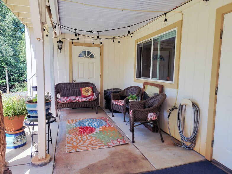 Covered patio well appointed with patio furniture - 10301 Wolf Dr