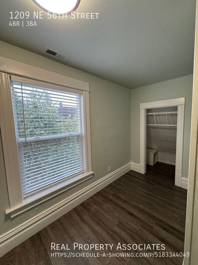 Building Photo - 1209 NE 56th St