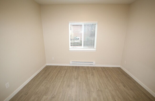 Building Photo - NEWER CONSTRUCTION 8 BEDROOM, 3 BATH HOME ...