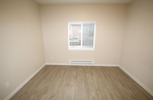 Building Photo - NEWER CONSTRUCTION 8 BEDROOM, 3 BATH HOME BY UW!