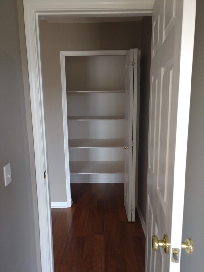 Building Photo - Upper Condo in Woodside Meadows
