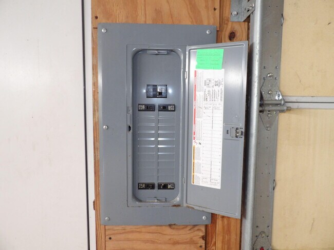 Building Photo - 102 Cedar Dr