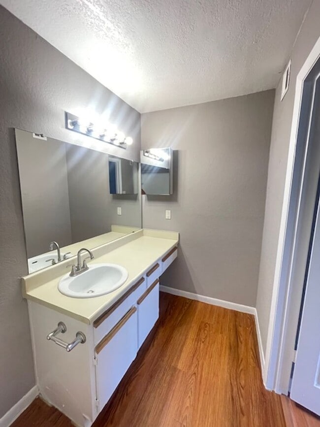 Building Photo - First Floor 1 Bedroom Condo In Orlando Area!