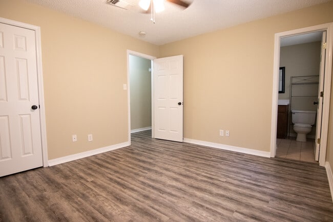 Building Photo - 7817 Walnut Dr