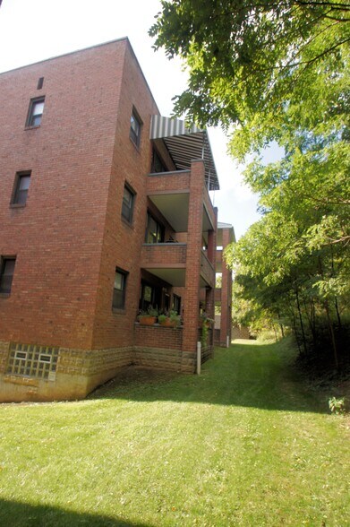 Building Photo - 783 Shady Dr E