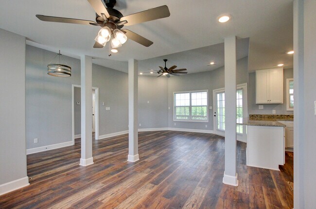 Building Photo - 133 Riverbend Dr
