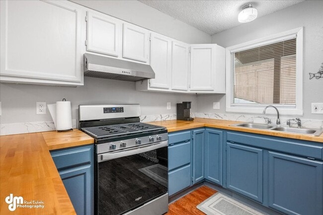 Building Photo - 3BD/2BA Triplex Unit with Modern Comforts