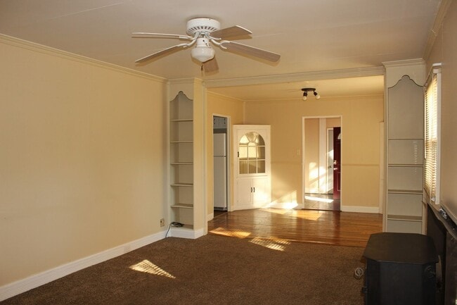 Building Photo - PRELEASING for AUGUST! Close to Campus: Fenced Yard, Garage, and In-Unit Washer and Dryer