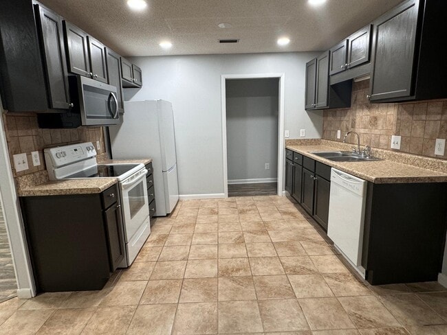 Building Photo - 605 Melbourne Dr