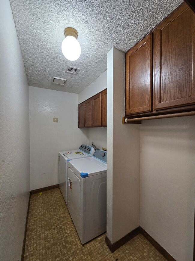 Building Photo - Renovated 2 Bedroom, 2 Bathroom Downstairs...