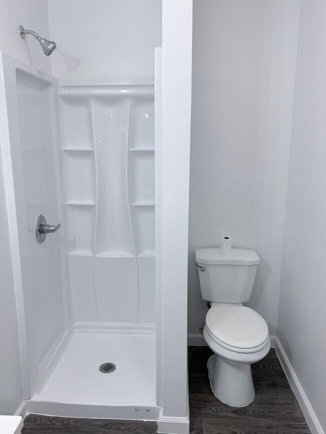 Building Photo - Police and first responders >> Three Beds , and One Bath