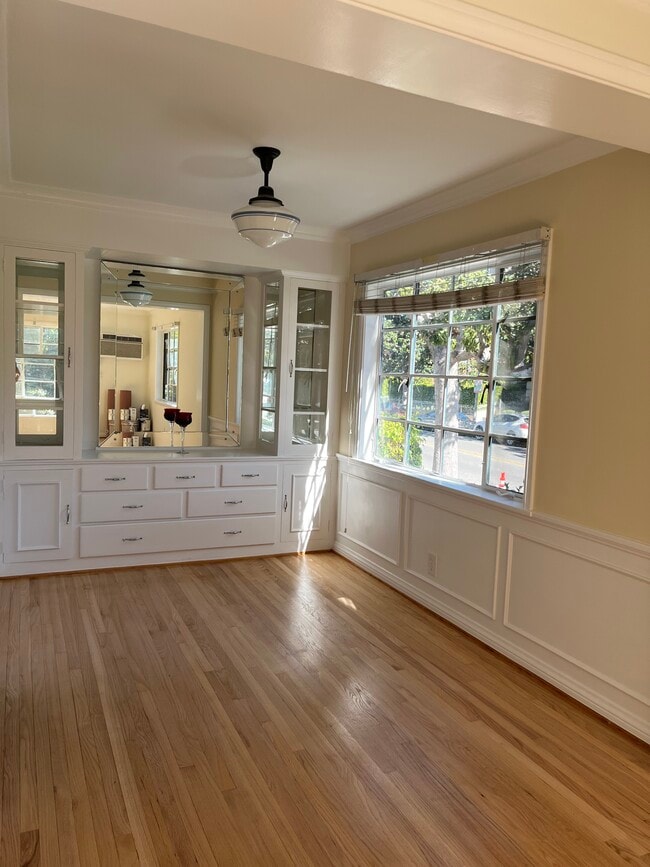 Building Photo - 441 S Doheny Dr