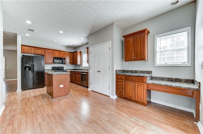 Building Photo - 4768 Sylvan St
