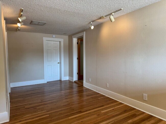 Building Photo - ***$500 off 1st Months Rent!***Well Kept H...