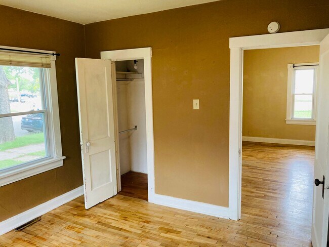 Building Photo - Charming Bungalow Near Downtown