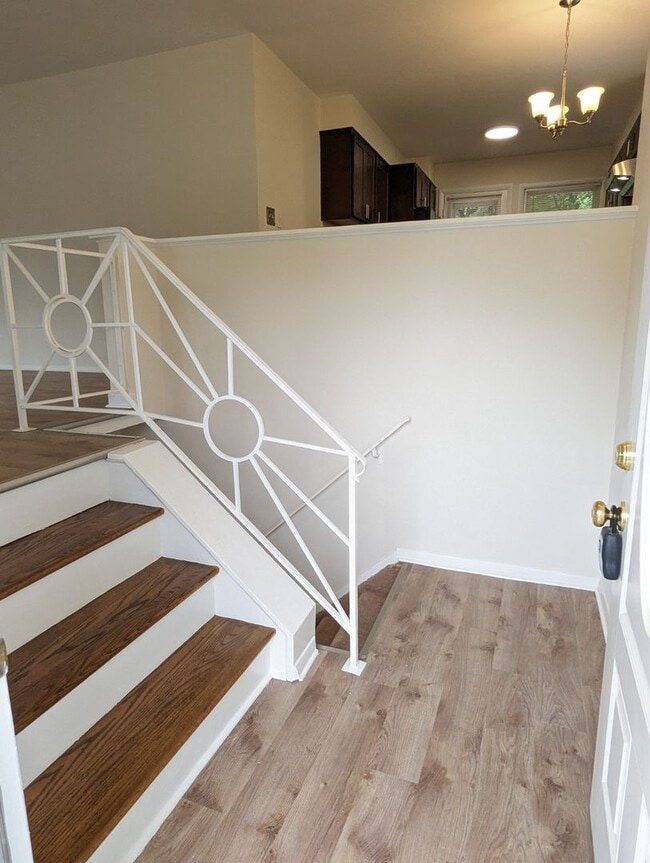 Building Photo - Split foyer SFH in established neighborhoo...