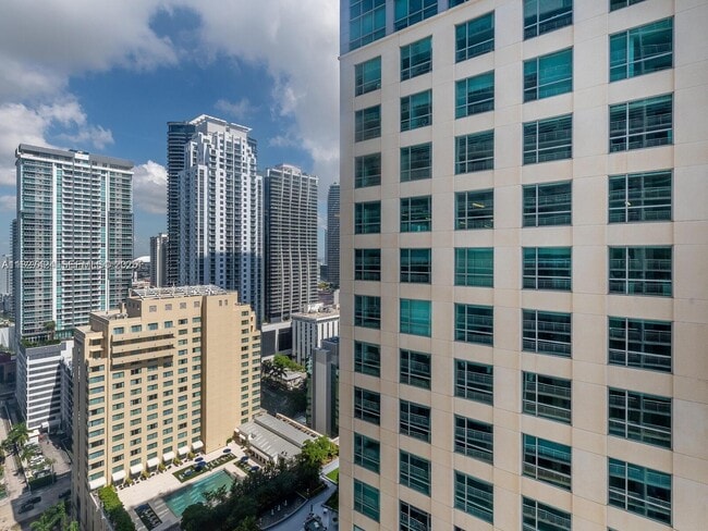 Building Photo - 1200 Brickell Bay Dr