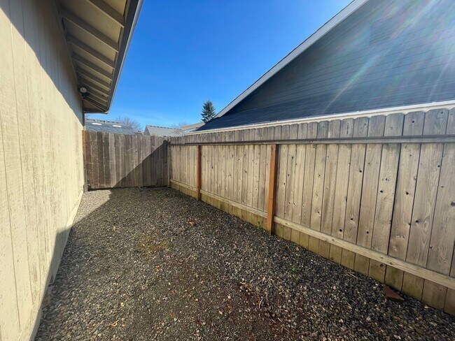 Building Photo - Beautiful 3 Bed 2 Bath House in Happy Valley!! A/C, Additional Living Area, Great for Entertaining!!