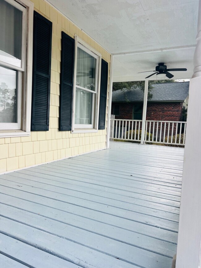 Building Photo - 208 Elmhurst Rd