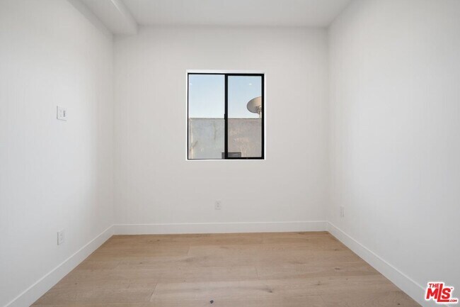 Building Photo - 735 N Gramercy Pl