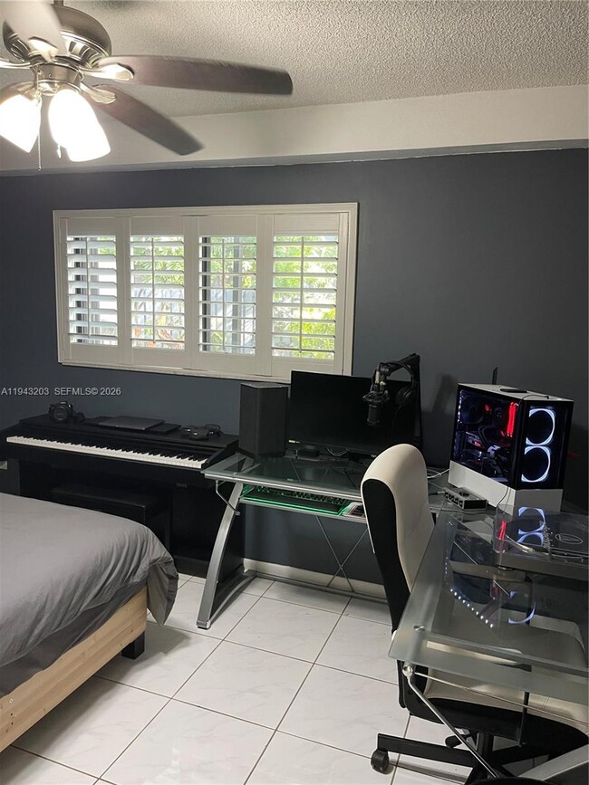 Building Photo - 1625 N 15th Terrace