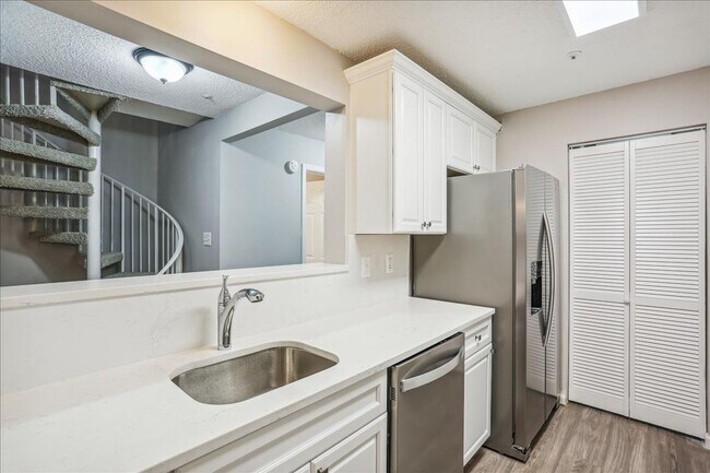 Building Photo - Great 3+2+ Loft in Germantown!