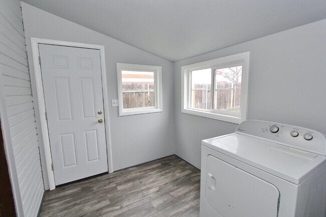 Building Photo - 210 S Commercial Emmett