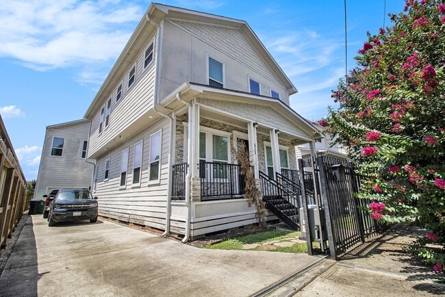 Building Photo - 811 Kern St