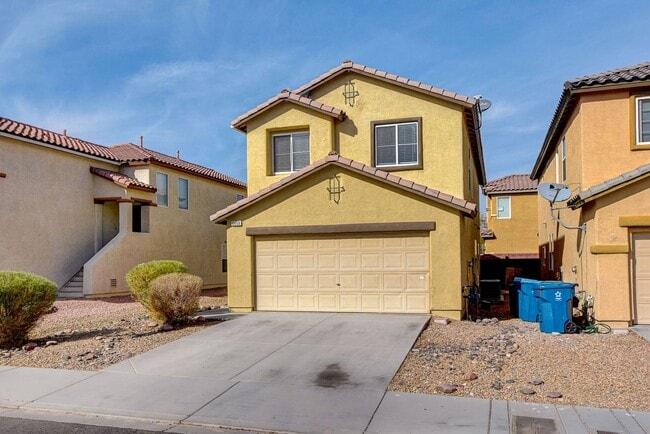 Primary Photo - Spacious 3 bedroom home with large yard in...