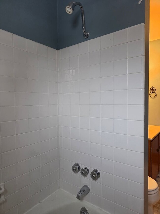 Building Photo - Large Home in Bowling Green