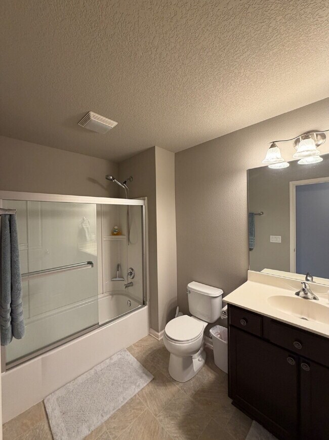 Building Photo - Charming 3-Bed 2.5-Bath Townhouse with Granite Finishes Near Jordan Creek Town Center