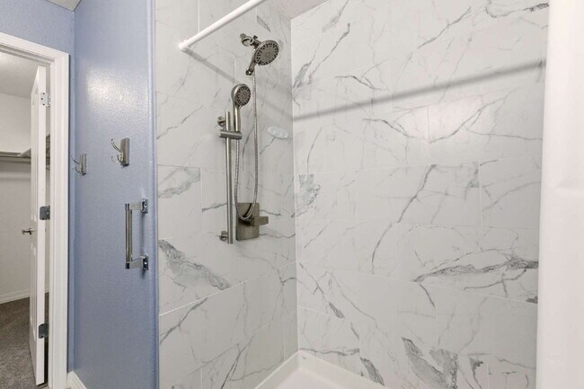 Building Photo - "Spacious 3-Bedroom Haven with 2.5 Baths in Aurora – 1,860 Sq Ft of Comfort and Style!"