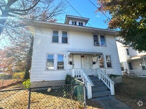 Building Photo - 3 Bedroom Apartment