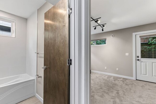 Building Photo - Trendy West Seattle Townhome w/Air Conditioning and Rooftop Deck