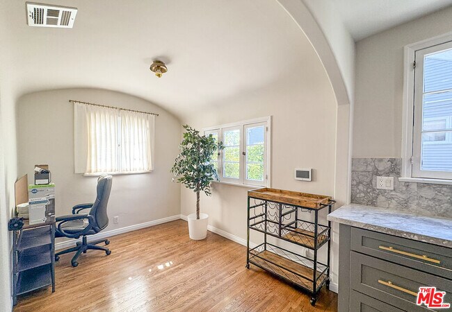 Building Photo - 345 Westbourne Dr