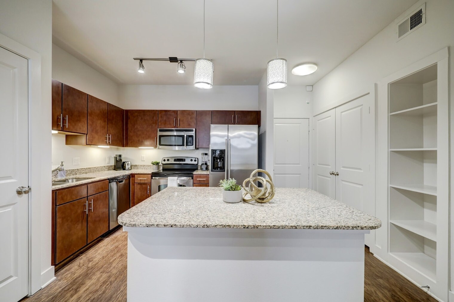 Building Photo - 2137 Pelham Dr