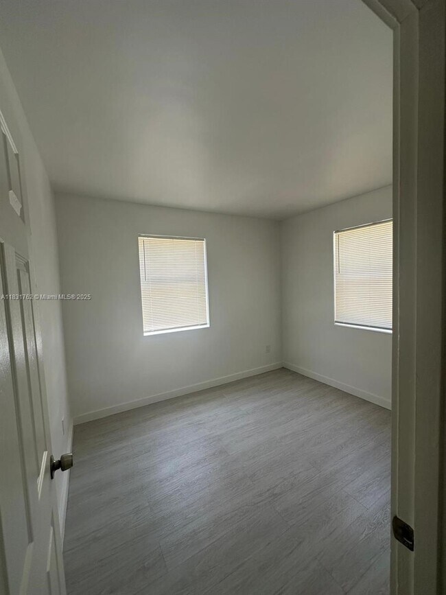 Building Photo - 1754 NE 48th Ct