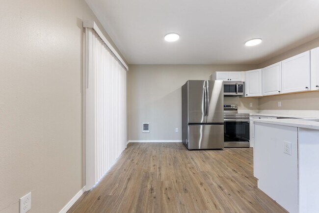 Building Photo - 4 bedroom/2.5 bathroom available in SE Portland