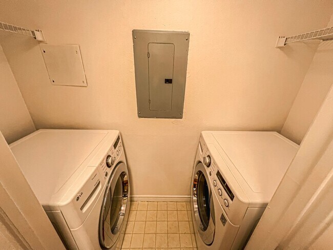 Building Photo - Charming 1 Bed 1 Bath Unit With Private Balcony In The Fountains At McLean - Water Included