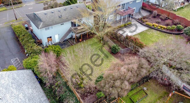 Building Photo - 4 bedroom 2.5 bathroom Home